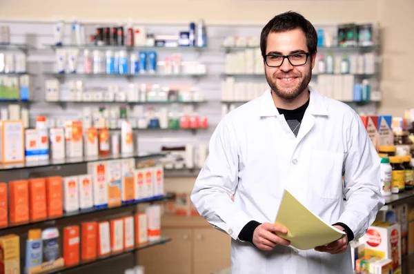 Jovem farmacêutico — Fotografia de Stock