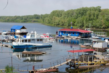 volga Nehri üzerinde tekne istasyonu