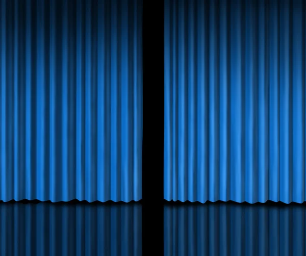 青いカーテンの後ろ — ストック写真