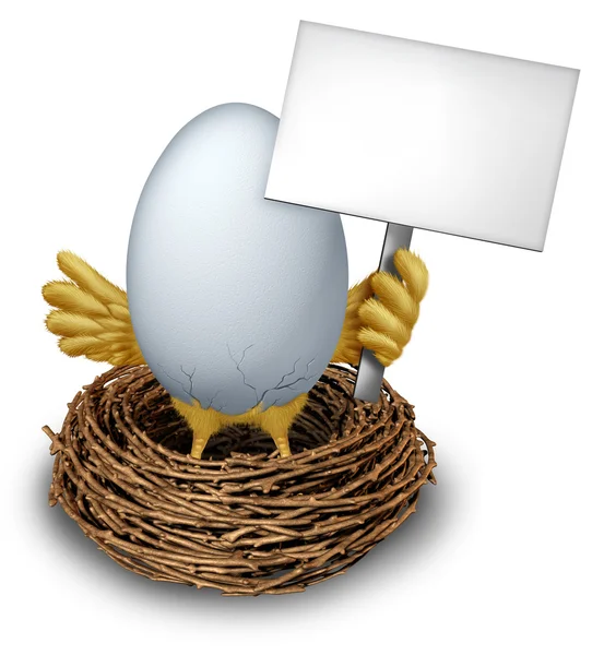 Ei im Nest mit leerem Schild — Stockfoto