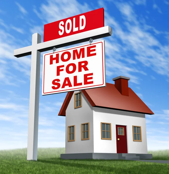 Satılan ev satışı işareti ve ev için — Stok fotoğraf