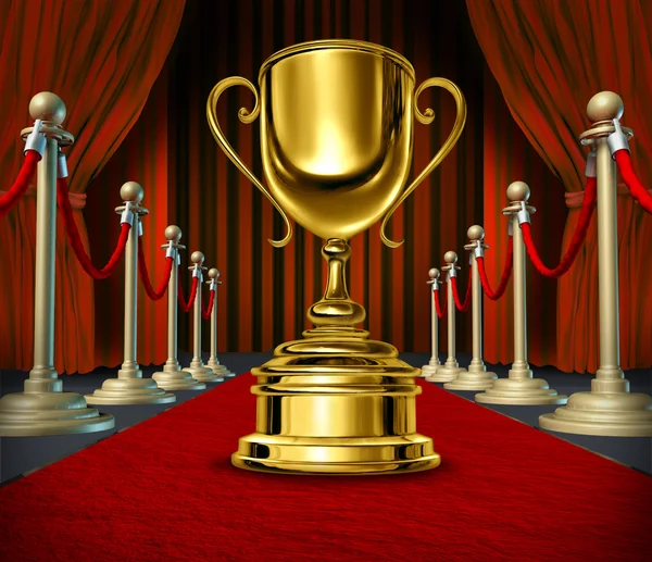 Golden Cup Sur un tapis rouge avec des rideaux de velours — Photo