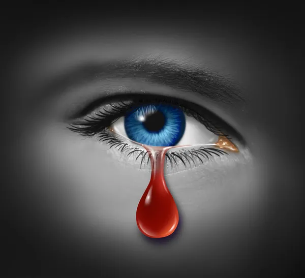 Primer plano de una bola de ojos llorando con una lágrima de sangre — Foto de Stock