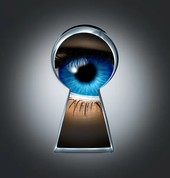 Occhio che guarda attraverso un buco della serratura — Foto Stock