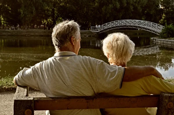 放松对退休的夫妇 — 图库照片