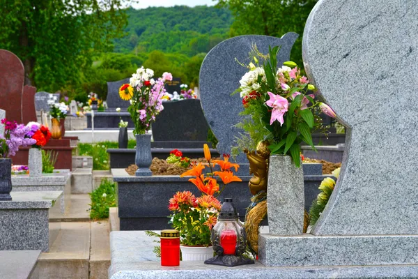 Cimitero con fiori Immagini Stock Royalty Free