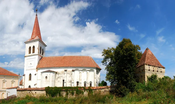 Iglesia medieval fortificada sajona en Beia, Transilvania, Rumania — Foto de Stock