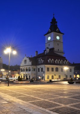 Brasov Belediye Meydanı ' nda gece görünümü Romanya