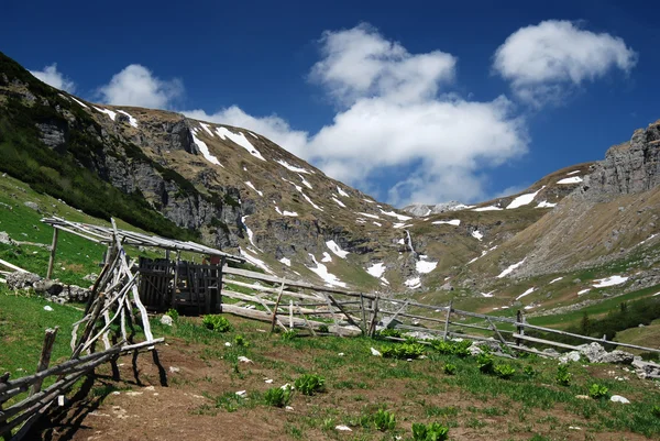 在喀尔巴阡山脉，罗马尼亚羊圈 — 图库照片