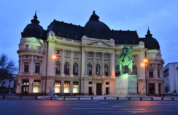 Biblioteca de la Universidad Central, edificio antiguo en Bucarest — Foto de Stock