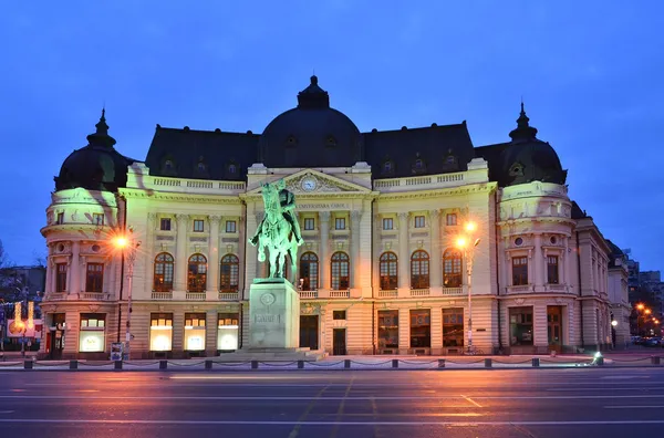 A központi egyetemi könyvtár és a király i. Károly szobra, Bukarest — Stock Fotó