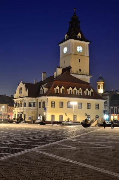 布拉索夫议会广场，在罗马尼亚夜景 — 图库照片