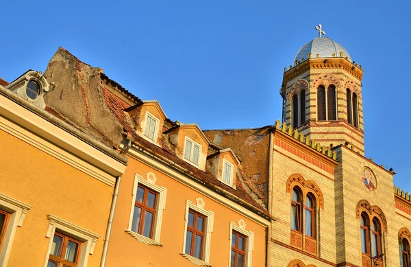 Byzantijnse middeleeuwse centrum met stijl kerk in stad brasov, Roemenië — Stockfoto