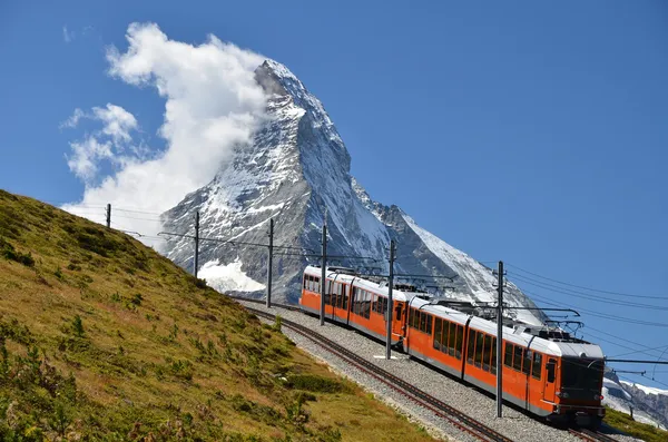 Gornergrat tåg och matterhorn (monte cervino), Schweiz lan — Stockfoto