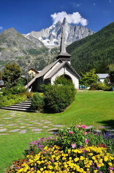 Les Praz de Chamonix and Aiguille Dru mountain — Stock Photo, Image