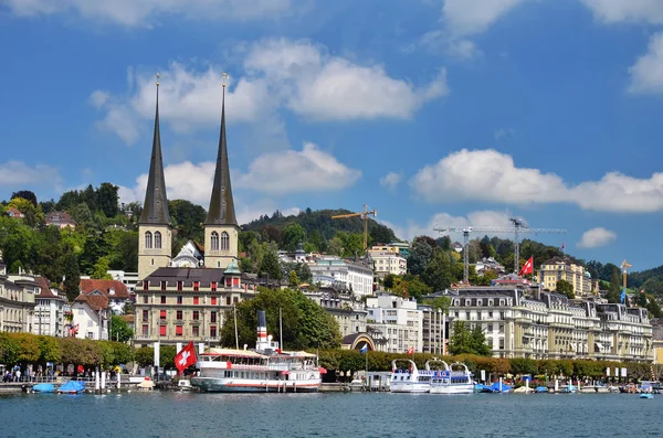 Luzern (Lucerne veya Lucerna) ve Hofkirche Kilisesi — Stok fotoğraf