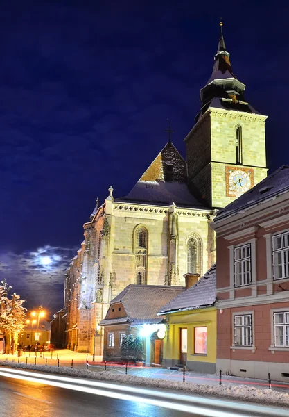 Svart kyrklig domkyrka i Braşov, gotisk stil landmarken av trans — Stockfoto