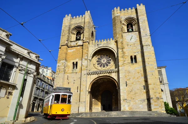 Se-katedralen och gul spårvagn, Lissabon i portugal Stockbild