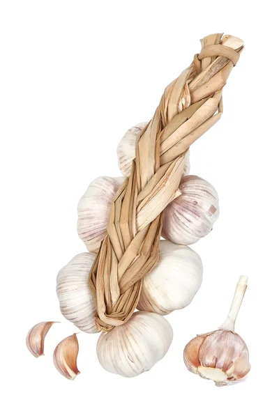 Treccia di aglio e fette su sfondo bianco. — Foto Stock