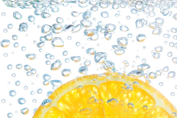 Orange i en vätska med bubblor. på en vit bakgrund. — Stockfoto