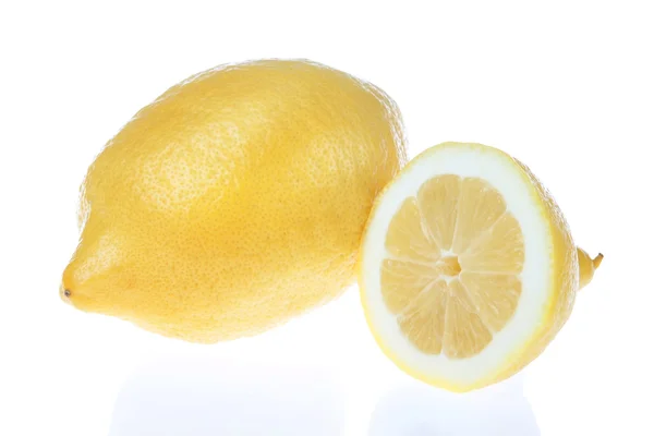 Limão cortado em um fundo branco. — Fotografia de Stock