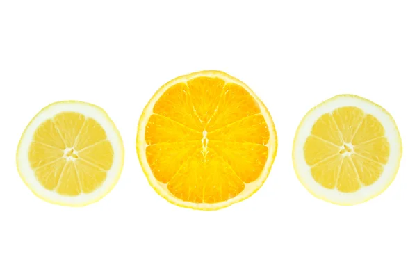 Skivor av citron apelsin på vit bakgrund. — Stockfoto