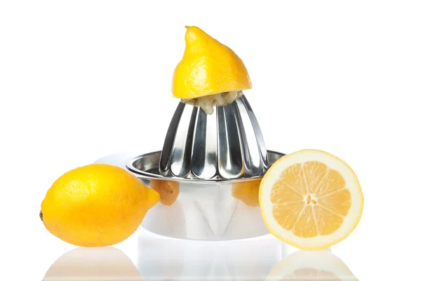 Juicepress med färska citroner. på en vit bakgrund. — Stockfoto