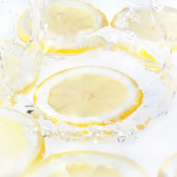 Всплесков спрей свежего лимона. — стоковое фото