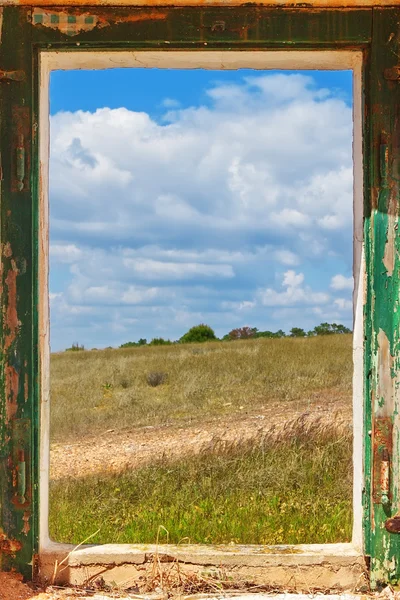 Die Landschaft aus dem alten Fenster anzeigen. — Stockfoto