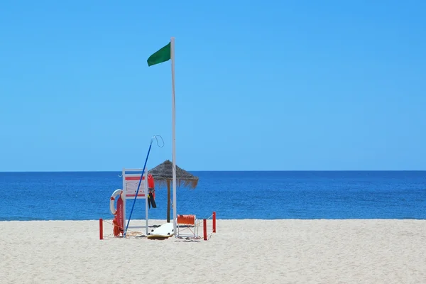 Zestaw wyposażenia morskiego ratownik na plaży. — Zdjęcie stockowe