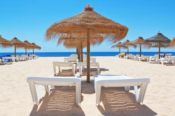 Hermosa playa con sombrillas en el mar. Portugal. Vila moura. — Foto de Stock
