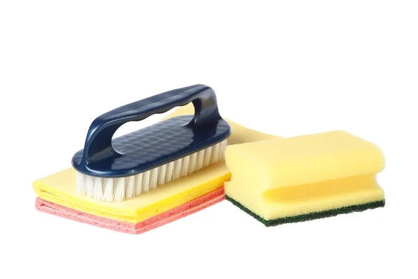 Cepillo y esponja trapos sobre un fondo blanco. — Foto de Stock