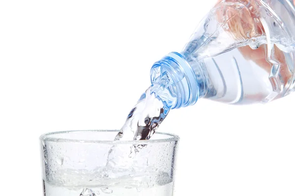 De stroom van water stroomt in de fles. op een witte CHTERGRO — Stockfoto