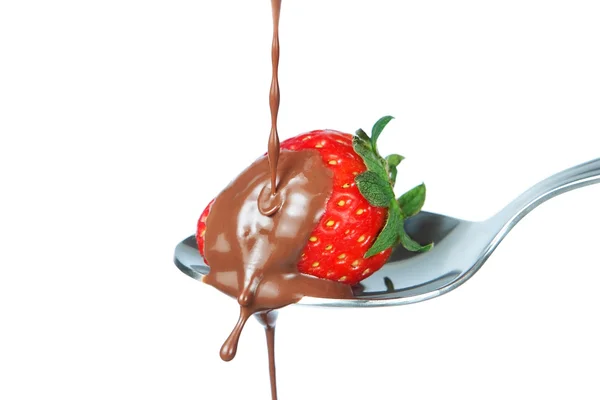 De vloeibare chocolade wordt gegoten op de aardbeien. — Stockfoto