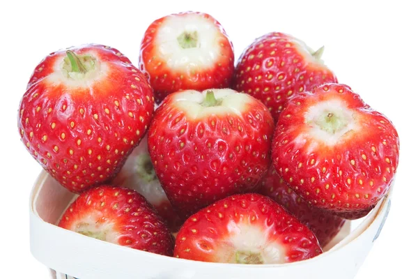 Gruppe von Erdbeeren in einem hölzernen Korb. auf weißem Hintergrund. — Stockfoto