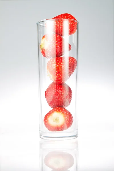 Eine Reihe von frischen Erdbeeren im Glas. — Stockfoto