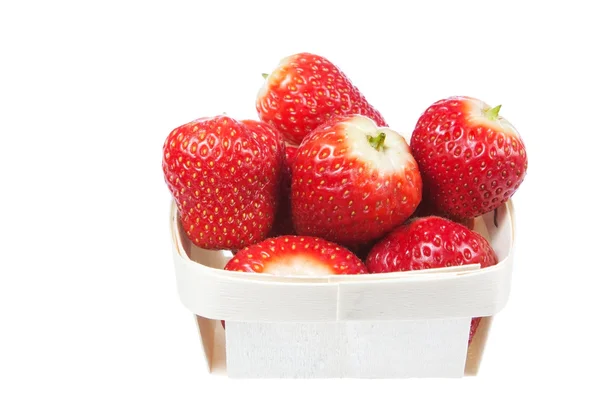 Erdbeeren in einem hölzernen Korb. auf weißem Hintergrund. — Stockfoto