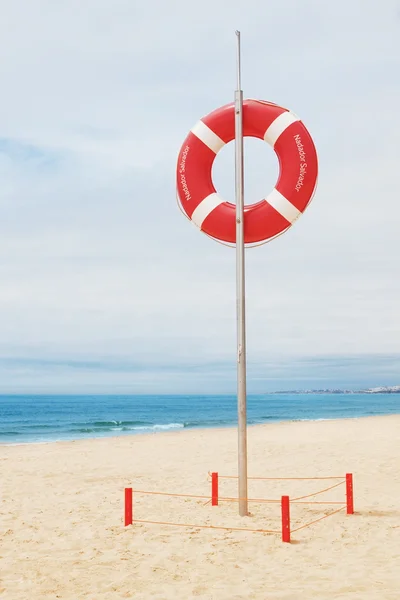 Záchranný kruh na pláži v oceánu. — Stock fotografie