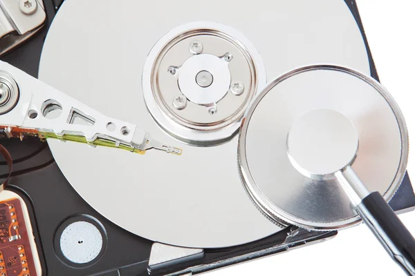 Diagnosticar y reparar el disco duro con un estetoscopio. — Foto de Stock