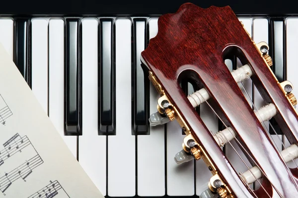 Element of the guitar on the piano — Stock Photo, Image