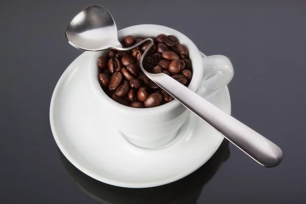 Kopp kaffe med en sked — Stockfoto