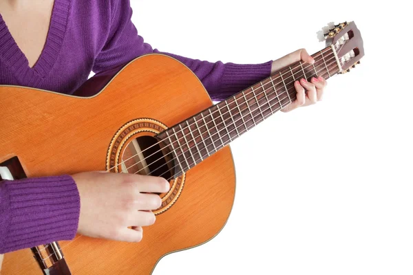 Музыкант играет на гитаре. — стоковое фото