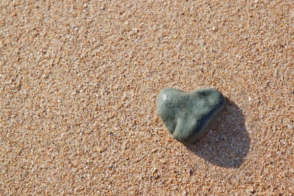 Steen in de vorm van een hart — Stockfoto