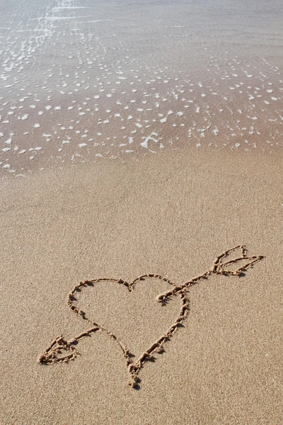 Cupid's arrow to the heart in the sand. — Stock Photo, Image