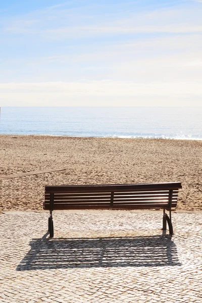 海滩上的长椅. — 图库照片