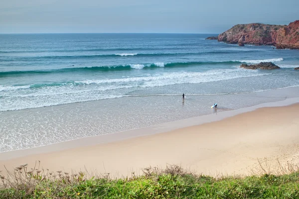 Surfing na plaży w Portugalii. — Zdjęcie stockowe