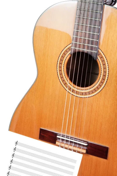 Gitarre mit Noten. auf weißem Hintergrund. — Stockfoto