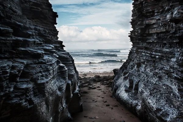Deniz manzarası, mağara görünümü. — Stok fotoğraf
