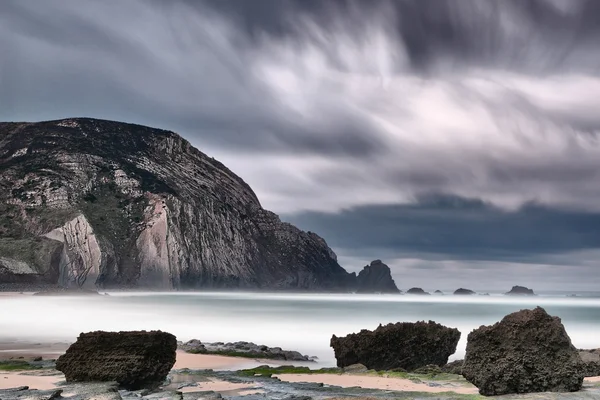 Три камни на берегу. морской пейзаж. — стоковое фото