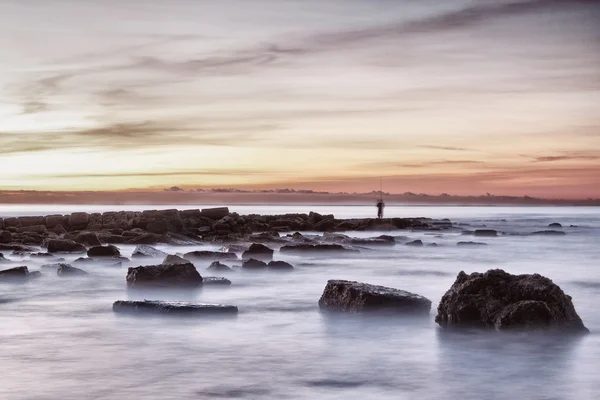 杖と海で漁師. — ストック写真